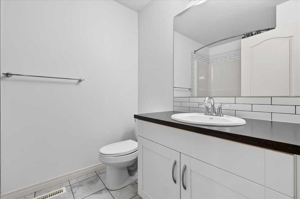 60 Mahogany Grove Se, Calgary, AB - Indoor Photo Showing Bathroom