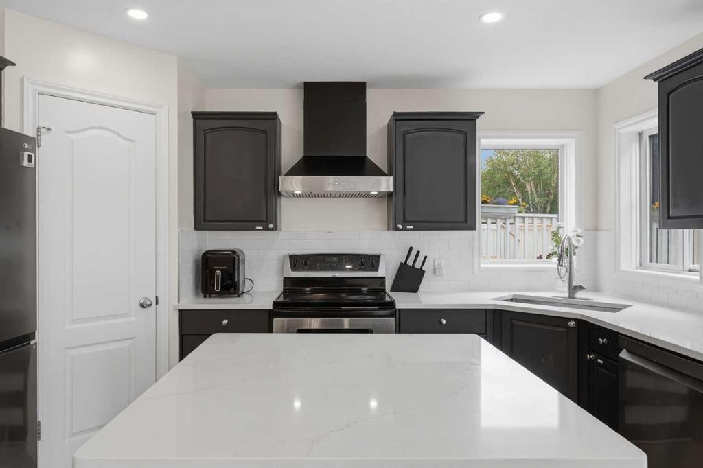 50 Somerglen Park Sw, Calgary, AB - Indoor Photo Showing Kitchen