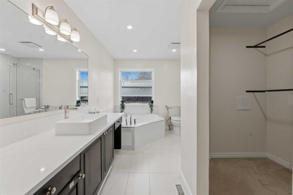 50 Somerglen Park Sw, Calgary, AB - Indoor Photo Showing Bathroom