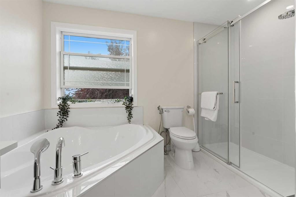 50 Somerglen Park Sw, Calgary, AB - Indoor Photo Showing Bathroom