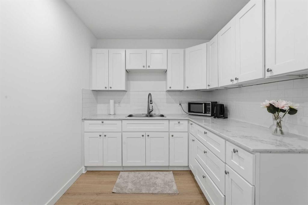 50 Somerglen Park Sw, Calgary, AB - Indoor Photo Showing Kitchen With Double Sink