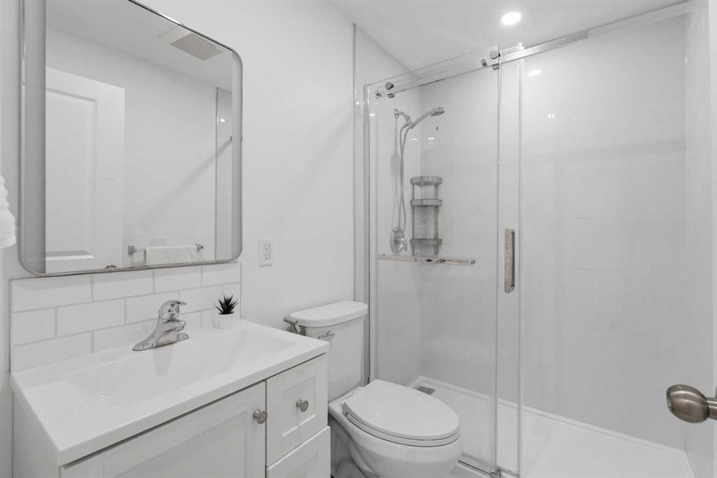 50 Somerglen Park Sw, Calgary, AB - Indoor Photo Showing Bathroom