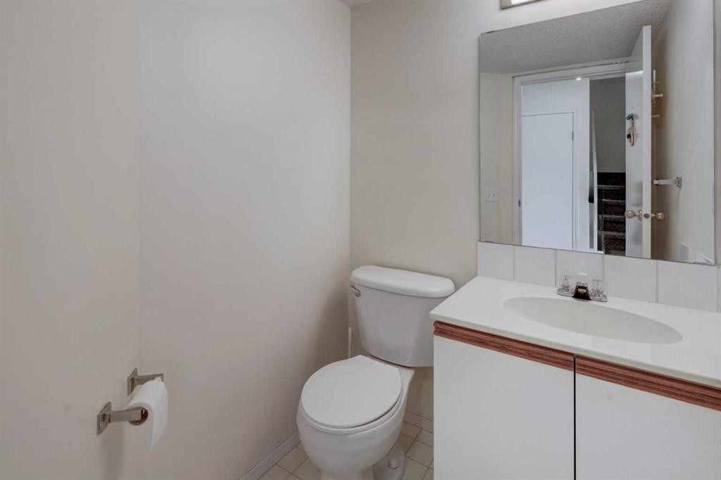 57 Sandpiper Lane Nw, Calgary, AB - Indoor Photo Showing Bathroom