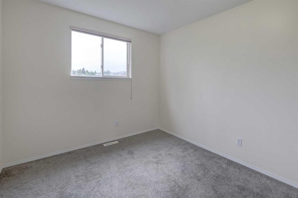 57 Sandpiper Lane Nw, Calgary, AB - Indoor Photo Showing Other Room