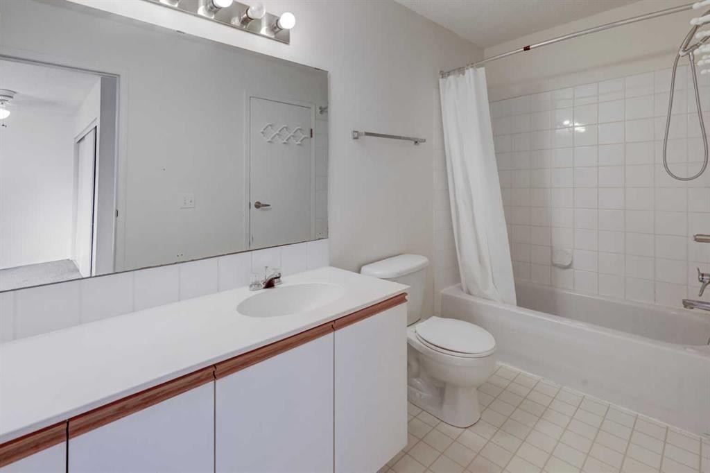 57 Sandpiper Lane Nw, Calgary, AB - Indoor Photo Showing Bathroom