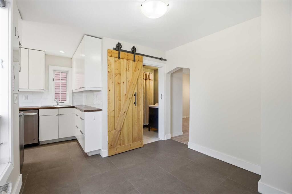224 30 Avenue Ne, Calgary, AB - Indoor