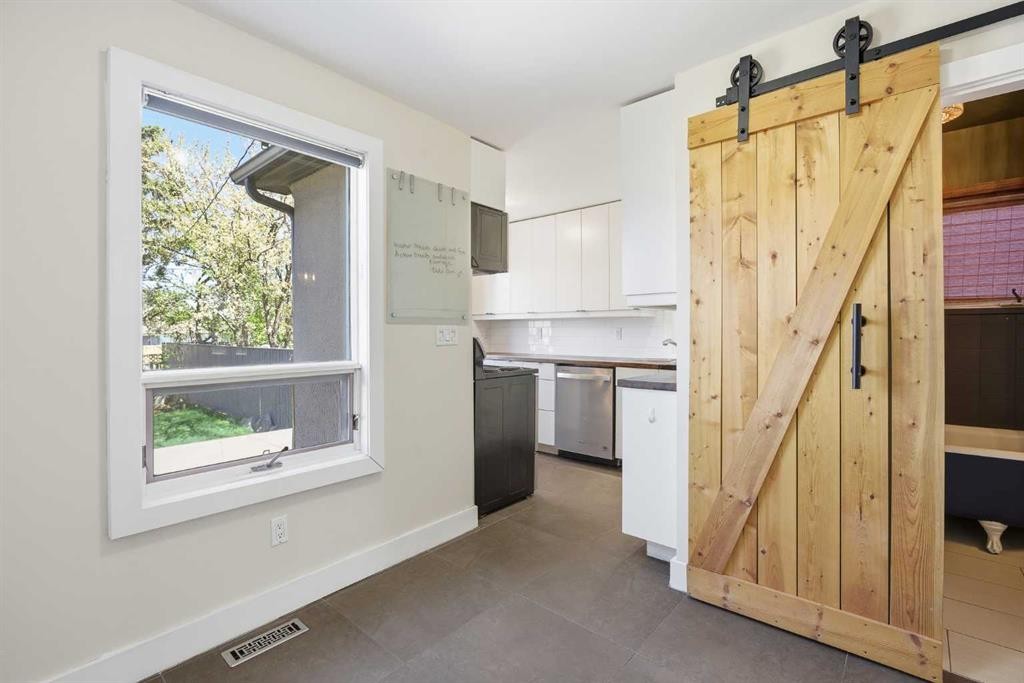 224 30 Avenue Ne, Calgary, AB - Indoor