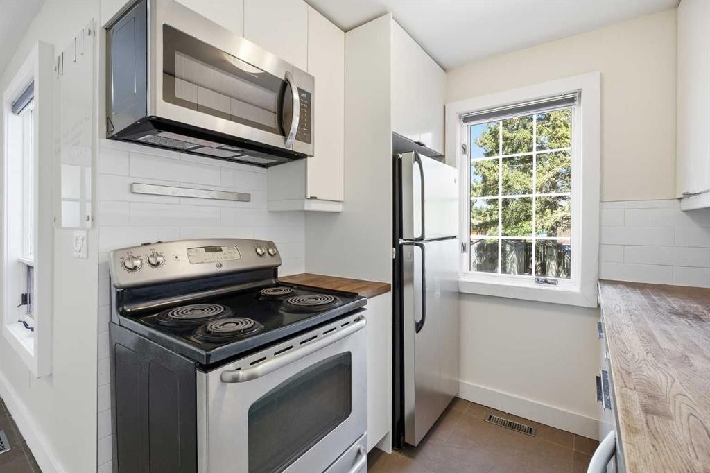 224 30 Avenue Ne, Calgary, AB - Indoor Photo Showing Kitchen