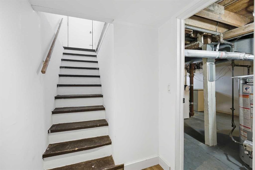 224 30 Avenue Ne, Calgary, AB - Indoor Photo Showing Other Room