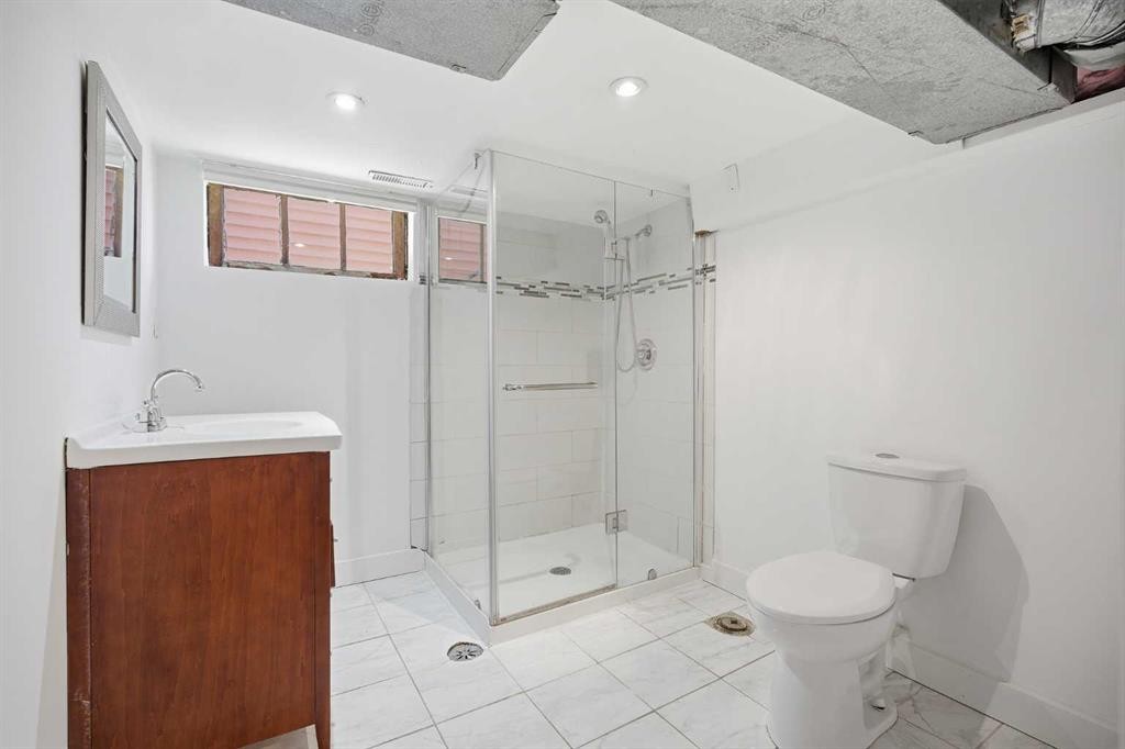 224 30 Avenue Ne, Calgary, AB - Indoor Photo Showing Bathroom