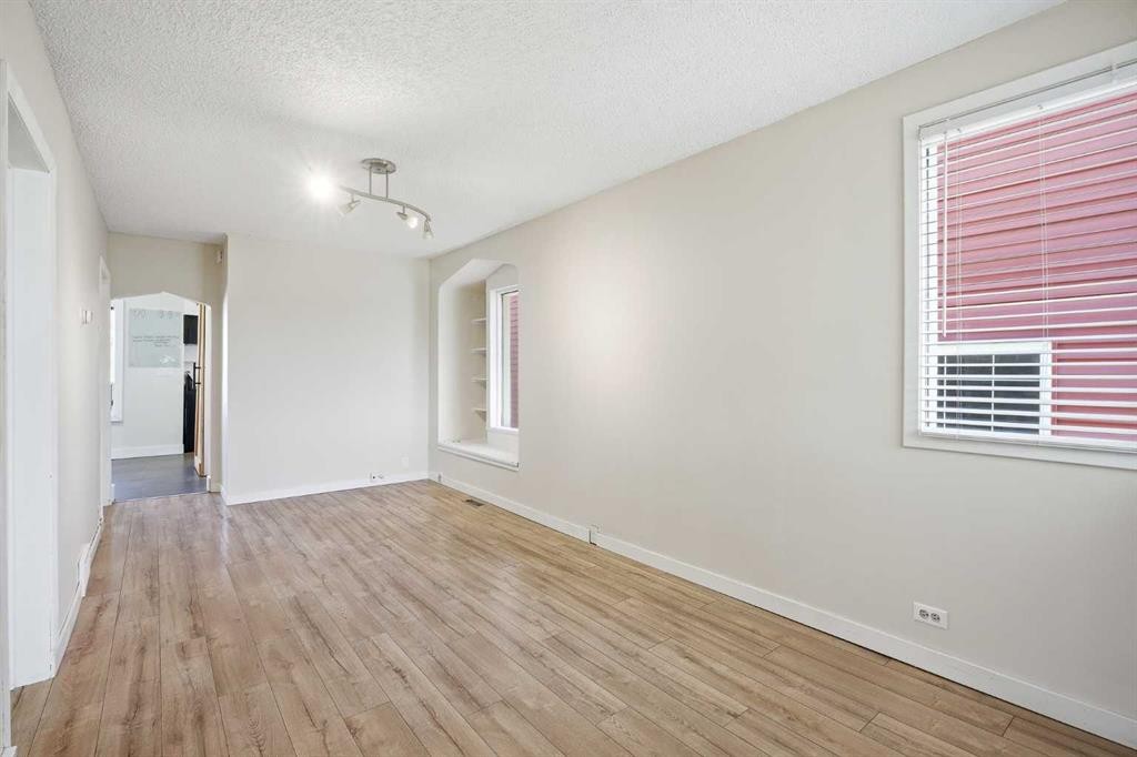 224 30 Avenue Ne, Calgary, AB - Indoor Photo Showing Other Room