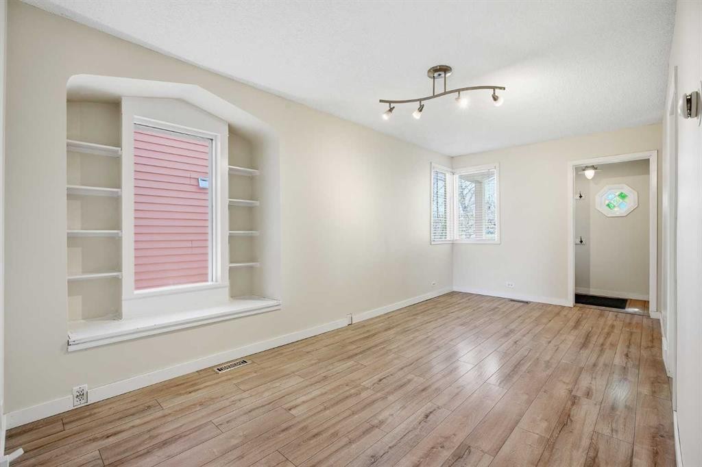 224 30 Avenue Ne, Calgary, AB - Indoor Photo Showing Other Room