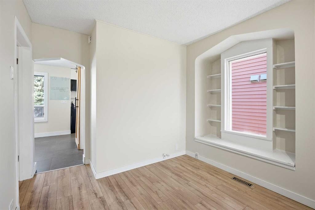 224 30 Avenue Ne, Calgary, AB - Indoor Photo Showing Other Room