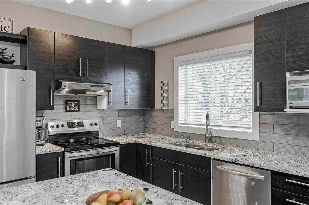 260 Chaparral Ridge Circle Se, Calgary, AB - Indoor Photo Showing Kitchen With Stainless Steel Kitchen With Double Sink With Upgraded Kitchen