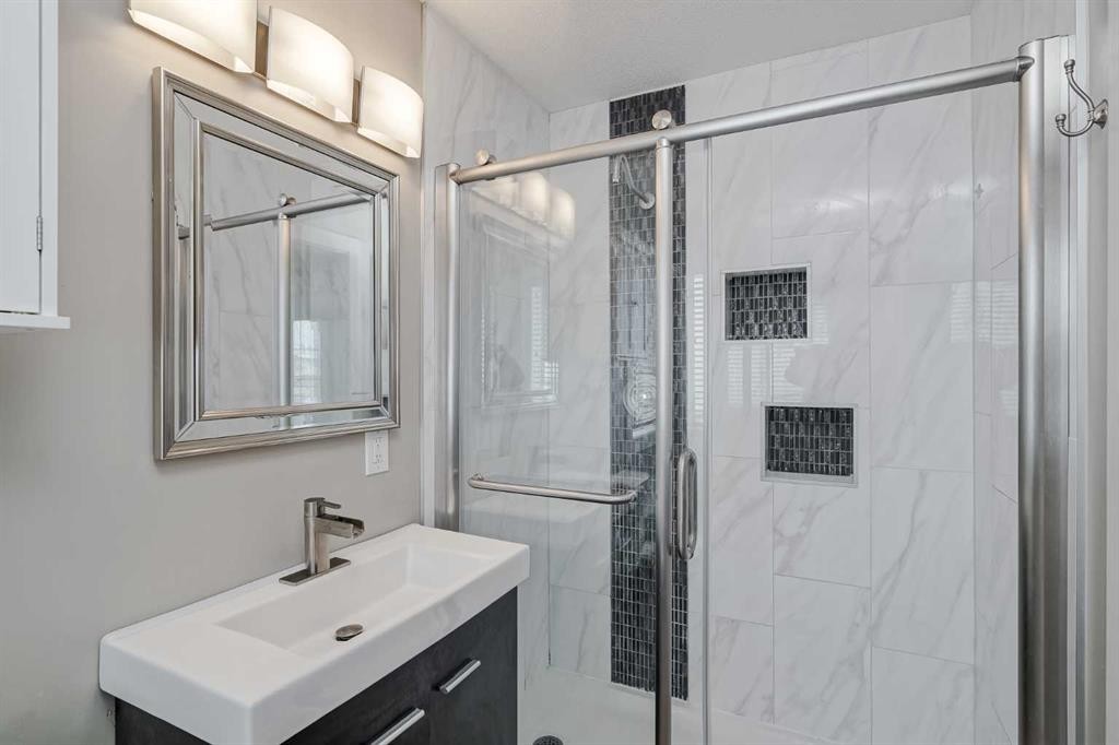 260 Chaparral Ridge Circle Se, Calgary, AB - Indoor Photo Showing Bathroom