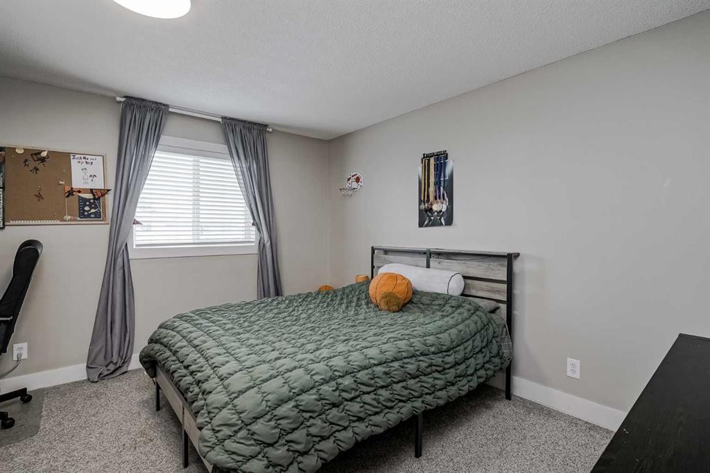 260 Chaparral Ridge Circle Se, Calgary, AB - Indoor Photo Showing Bedroom