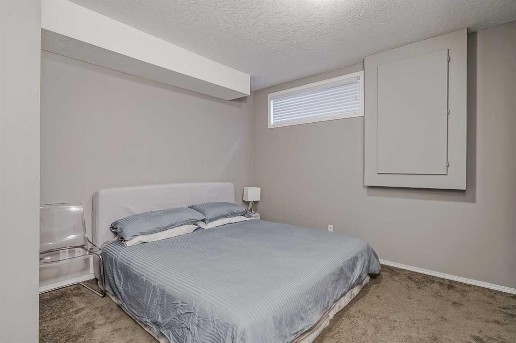 260 Chaparral Ridge Circle Se, Calgary, AB - Indoor Photo Showing Bedroom