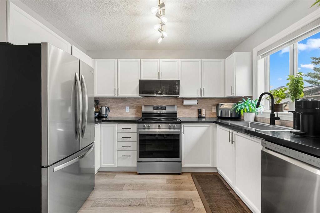 39 Hidden Valley Link Nw, Calgary, AB - Indoor Photo Showing Kitchen With Stainless Steel Kitchen