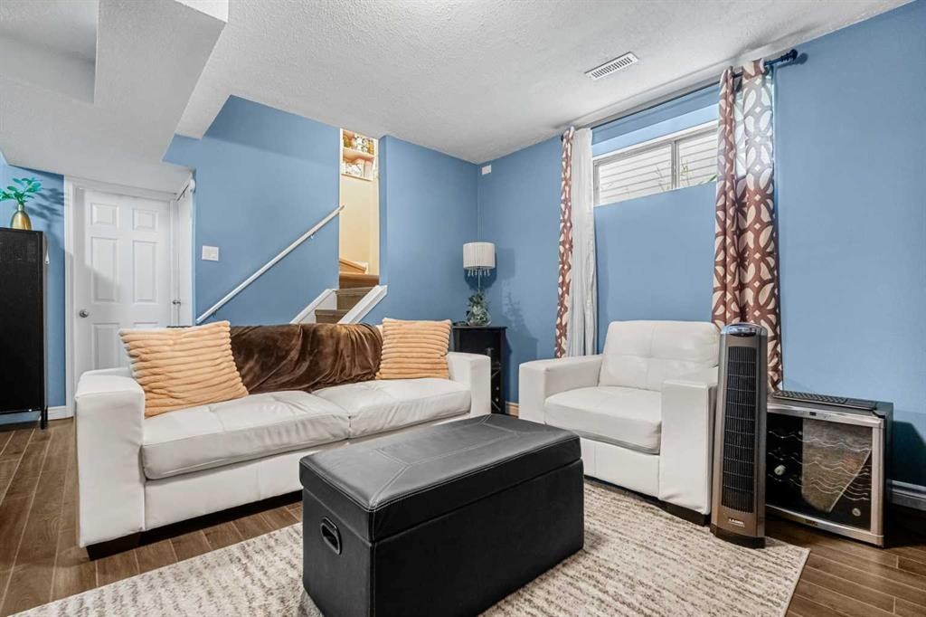 39 Hidden Valley Link Nw, Calgary, AB - Indoor Photo Showing Living Room