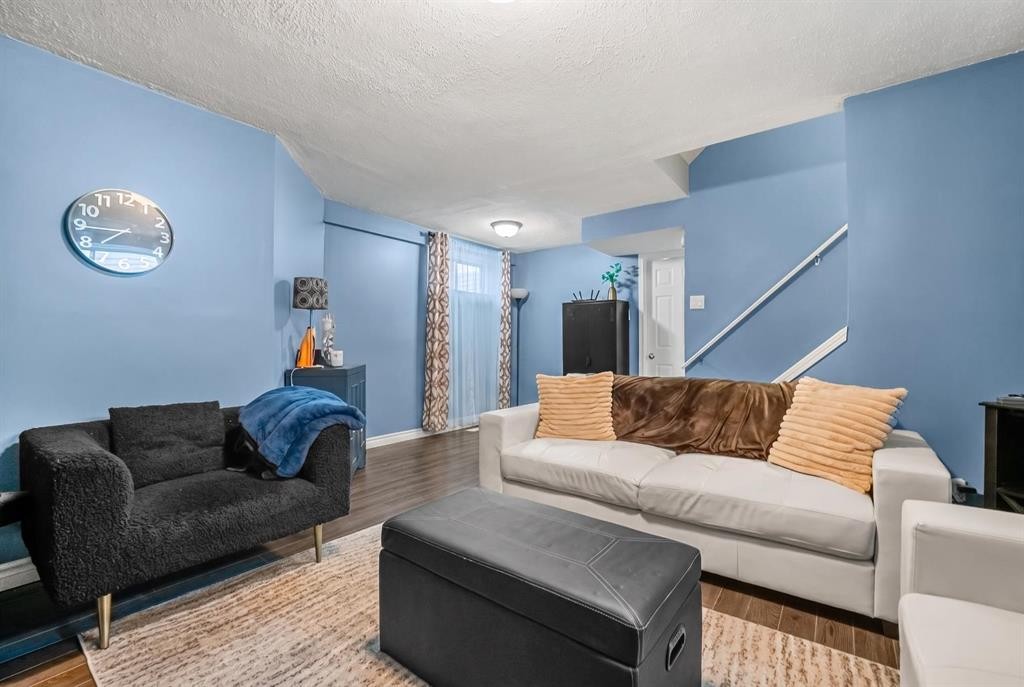 39 Hidden Valley Link Nw, Calgary, AB - Indoor Photo Showing Living Room