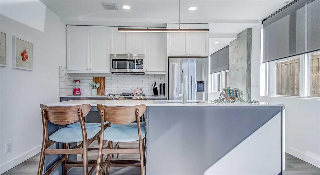 317R-327 9A Street Nw, Calgary, AB - Indoor Photo Showing Kitchen With Upgraded Kitchen