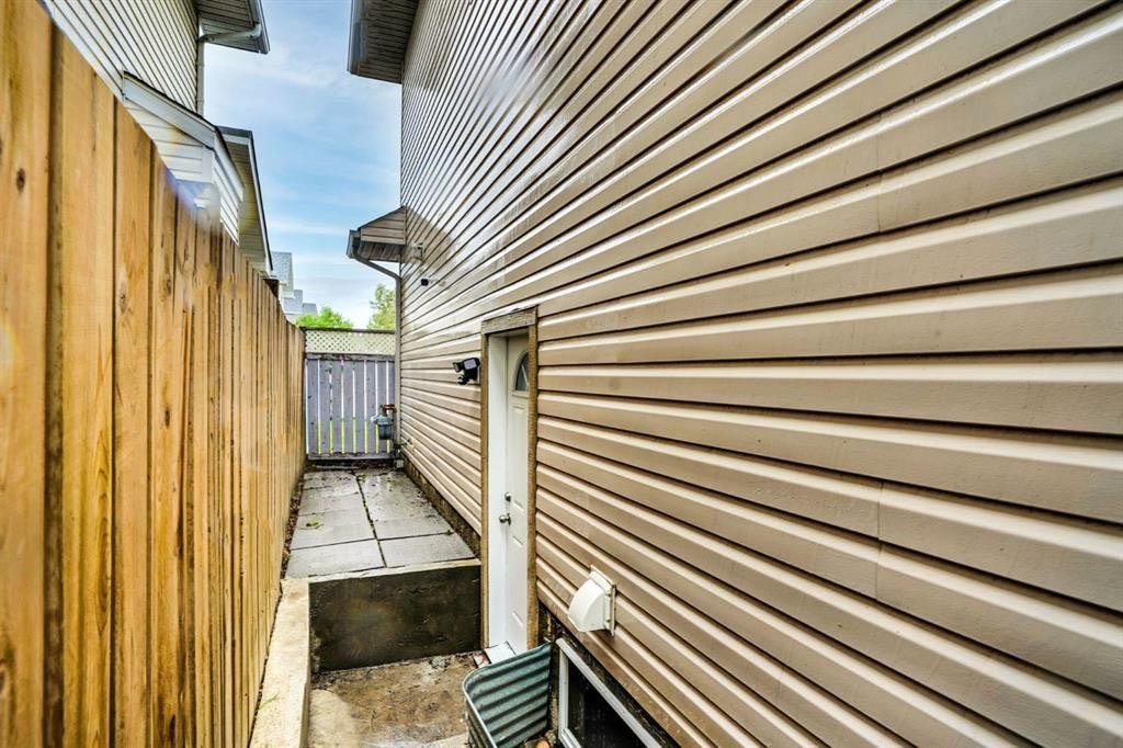 112 Martinglen Close Ne, Calgary, AB -