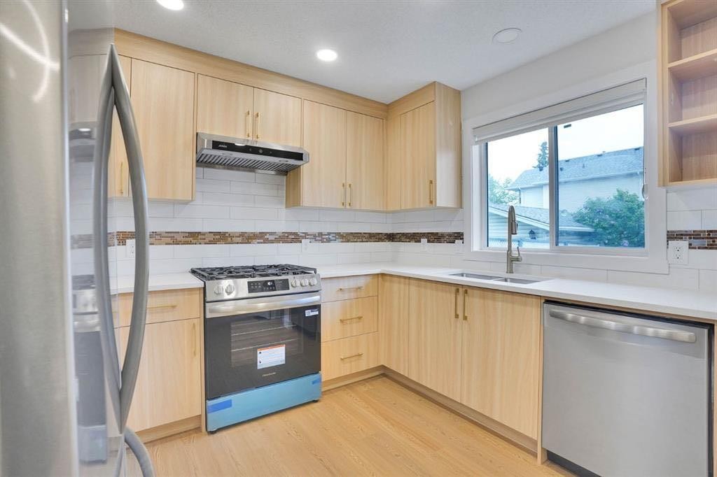 112 Martinglen Close Ne, Calgary, AB - Indoor Photo Showing Kitchen With Upgraded Kitchen