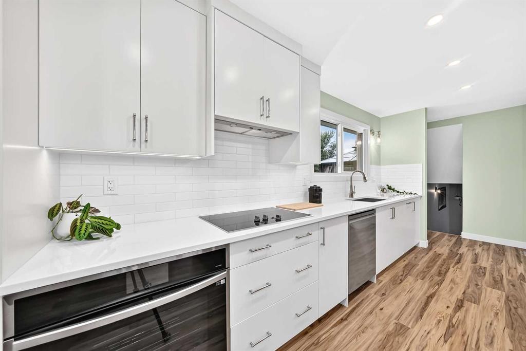 14672 Deer Ridge Drive Se, Calgary, AB - Indoor Photo Showing Kitchen With Upgraded Kitchen