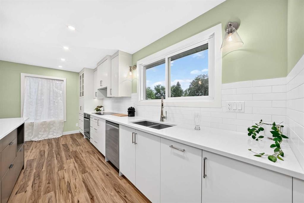 14672 Deer Ridge Drive Se, Calgary, AB - Indoor Photo Showing Kitchen With Double Sink