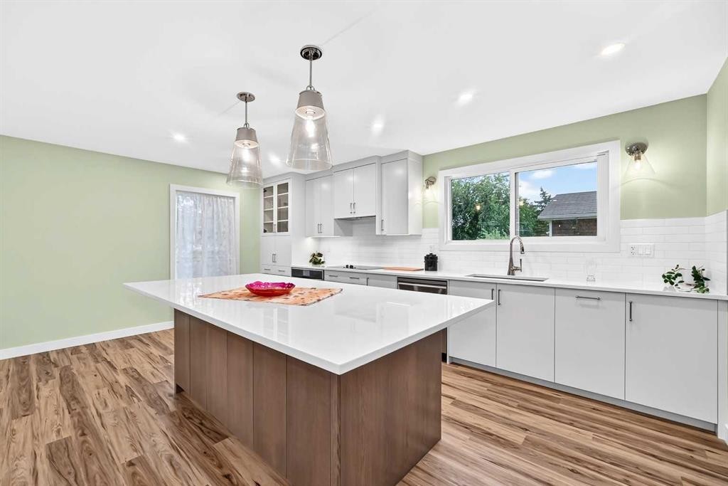 14672 Deer Ridge Drive Se, Calgary, AB - Indoor Photo Showing Kitchen With Upgraded Kitchen