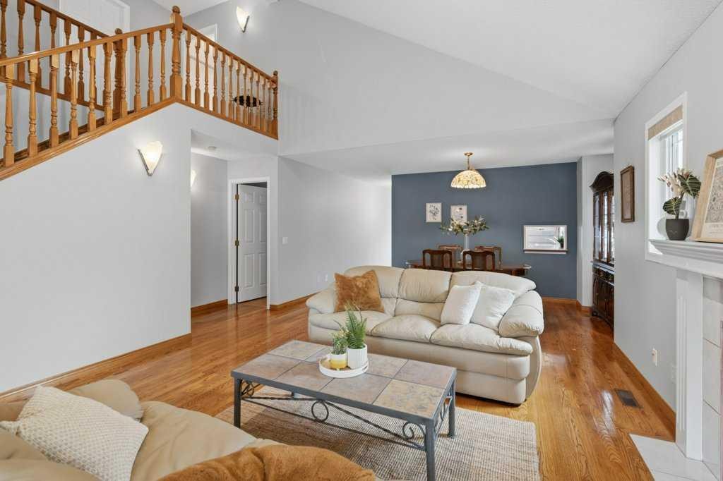 4 Inglewood Landing Se, Calgary, AB - Indoor Photo Showing Living Room