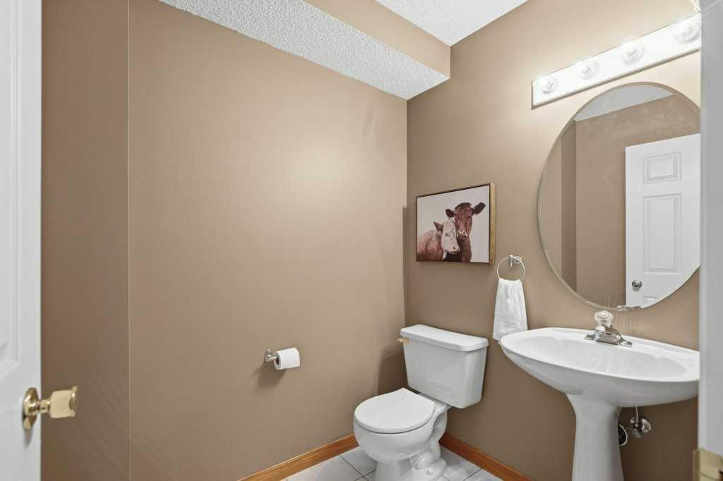4 Inglewood Landing Se, Calgary, AB - Indoor Photo Showing Bathroom