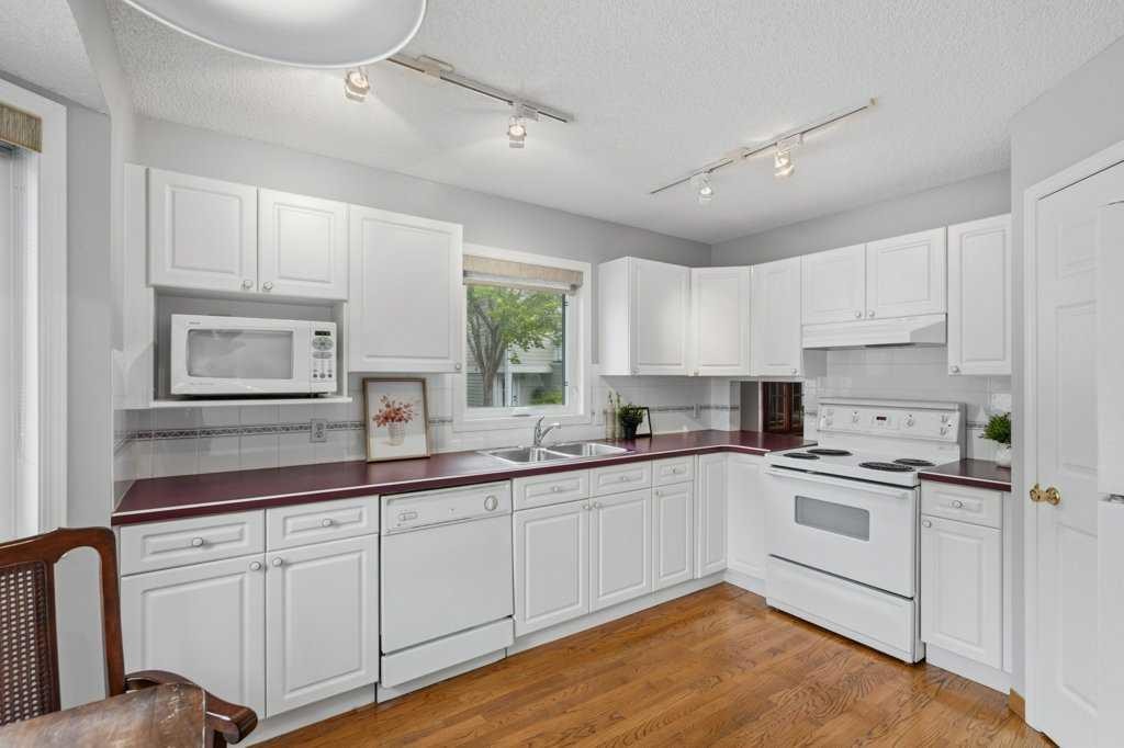 4 Inglewood Landing Se, Calgary, AB - Indoor Photo Showing Kitchen With Double Sink