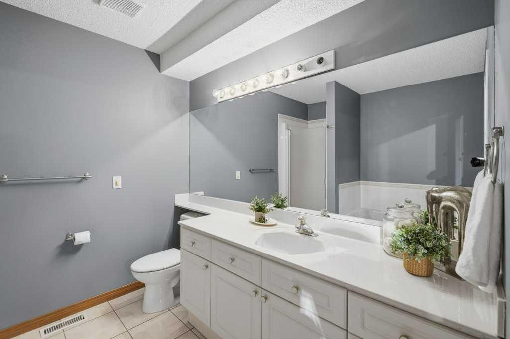 4 Inglewood Landing Se, Calgary, AB - Indoor Photo Showing Bathroom