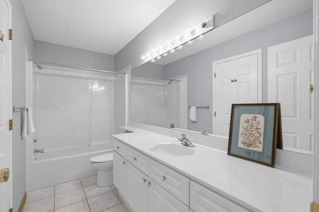 4 Inglewood Landing Se, Calgary, AB - Indoor Photo Showing Bathroom