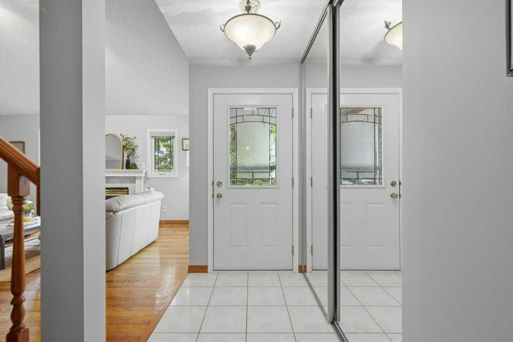 4 Inglewood Landing Se, Calgary, AB - Indoor Photo Showing Other Room