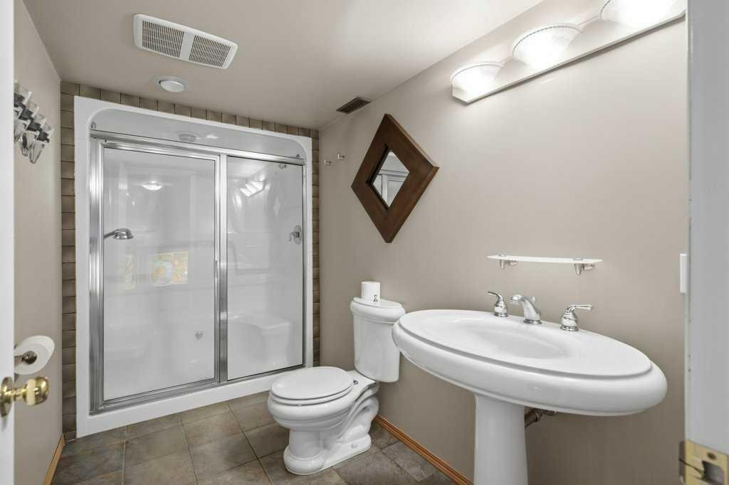 4 Inglewood Landing Se, Calgary, AB - Indoor Photo Showing Bathroom