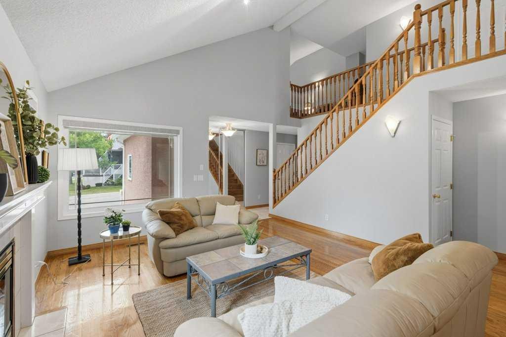 4 Inglewood Landing Se, Calgary, AB - Indoor Photo Showing Living Room