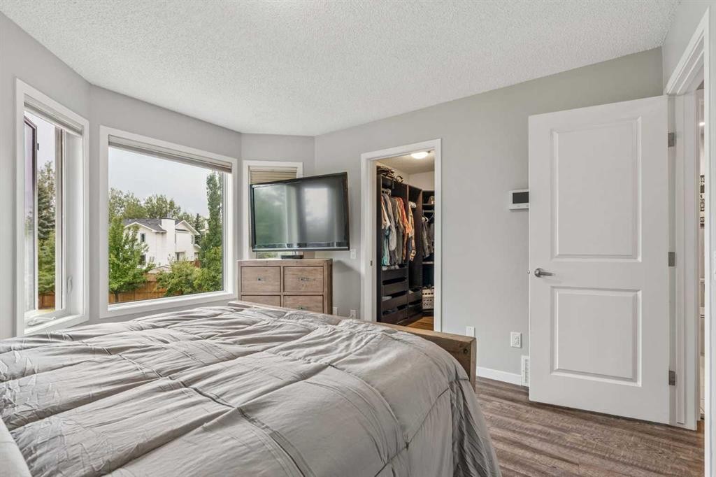 230 Mt Lorette Place Se, Calgary, AB - Indoor Photo Showing Bedroom