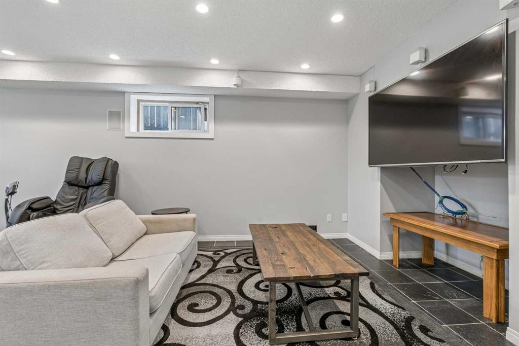 230 Mt Lorette Place Se, Calgary, AB - Indoor