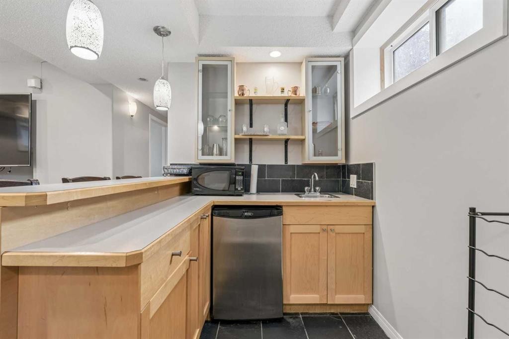 230 Mt Lorette Place Se, Calgary, AB - Indoor