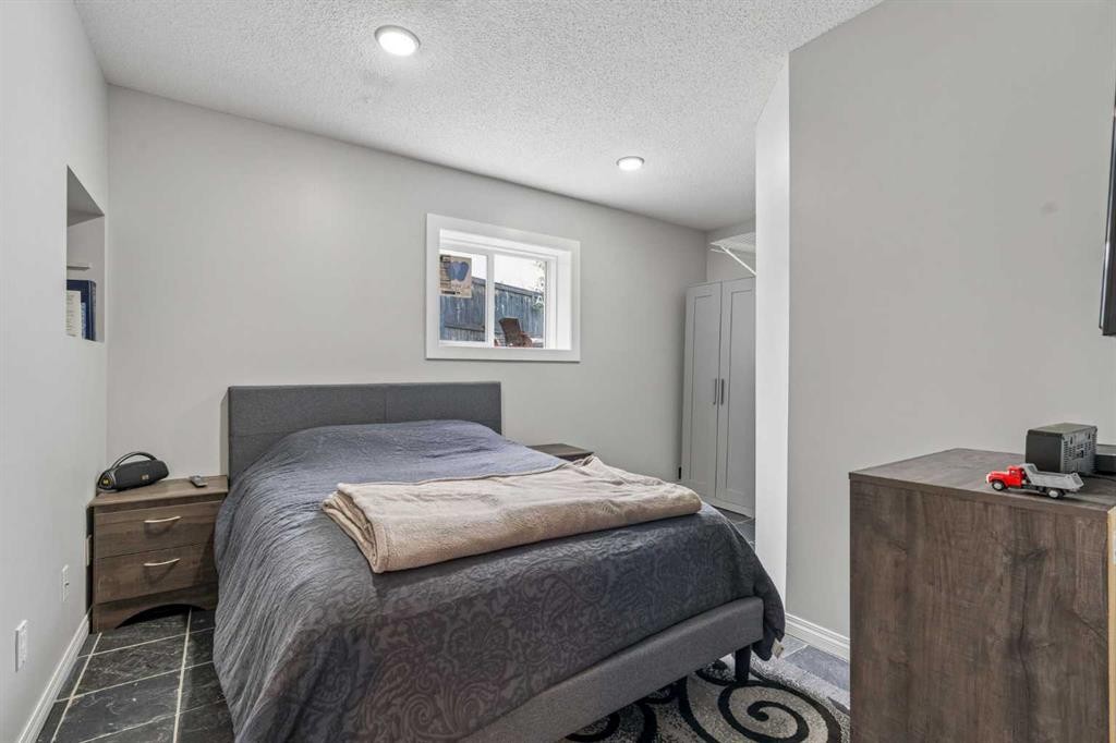 230 Mt Lorette Place Se, Calgary, AB - Indoor Photo Showing Bedroom