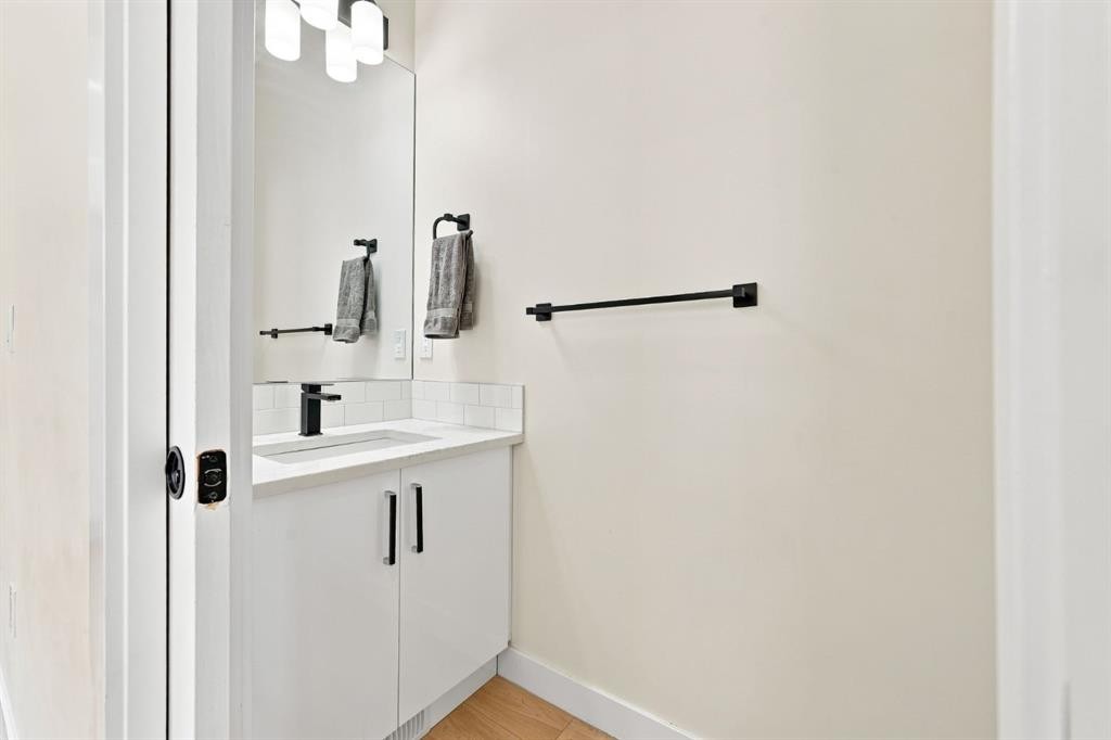 1012 1 Avenue Nw, Calgary, AB - Indoor Photo Showing Bathroom