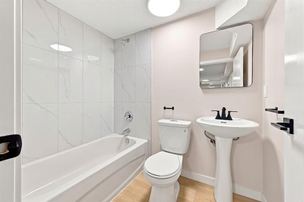1012 1 Avenue Nw, Calgary, AB - Indoor Photo Showing Bathroom