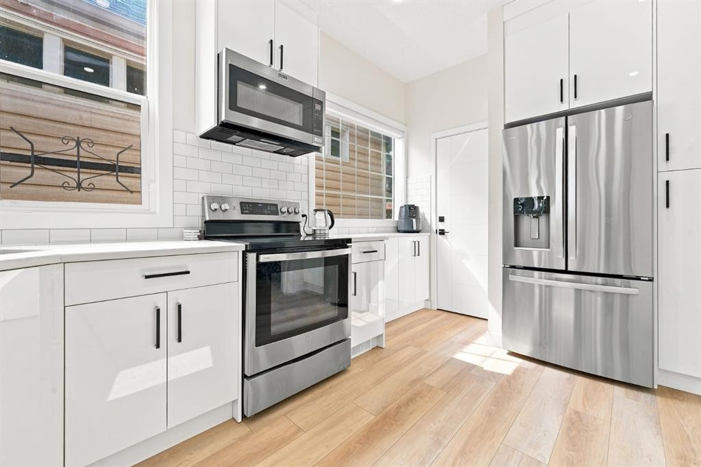 1012 1 Avenue Nw, Calgary, AB - Indoor Photo Showing Kitchen