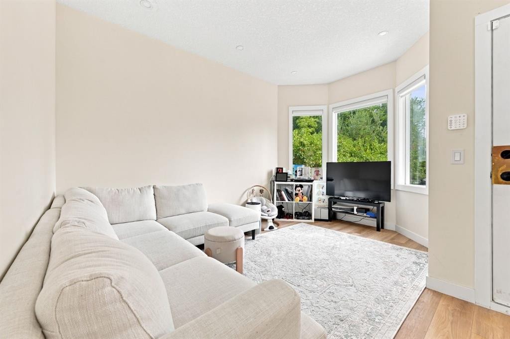1012 1 Avenue Nw, Calgary, AB - Indoor Photo Showing Living Room