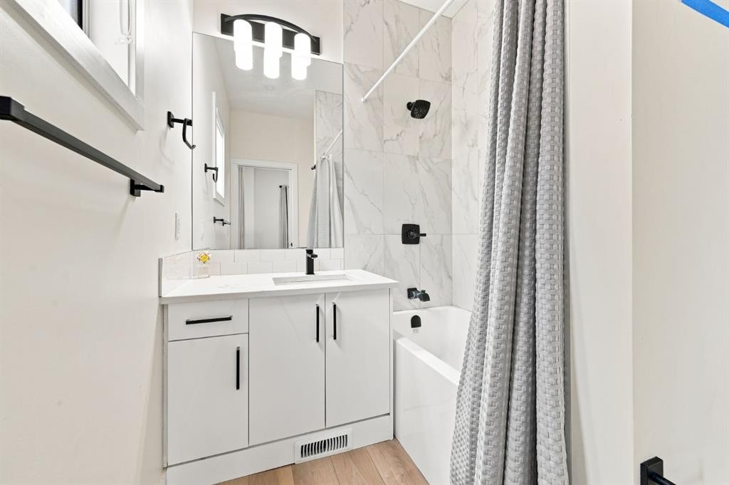 1012 1 Avenue Nw, Calgary, AB - Indoor Photo Showing Bathroom