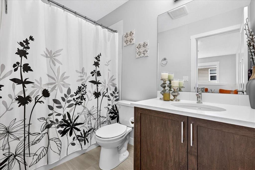 163 Copperleaf Way Se, Calgary, AB - Indoor Photo Showing Bathroom