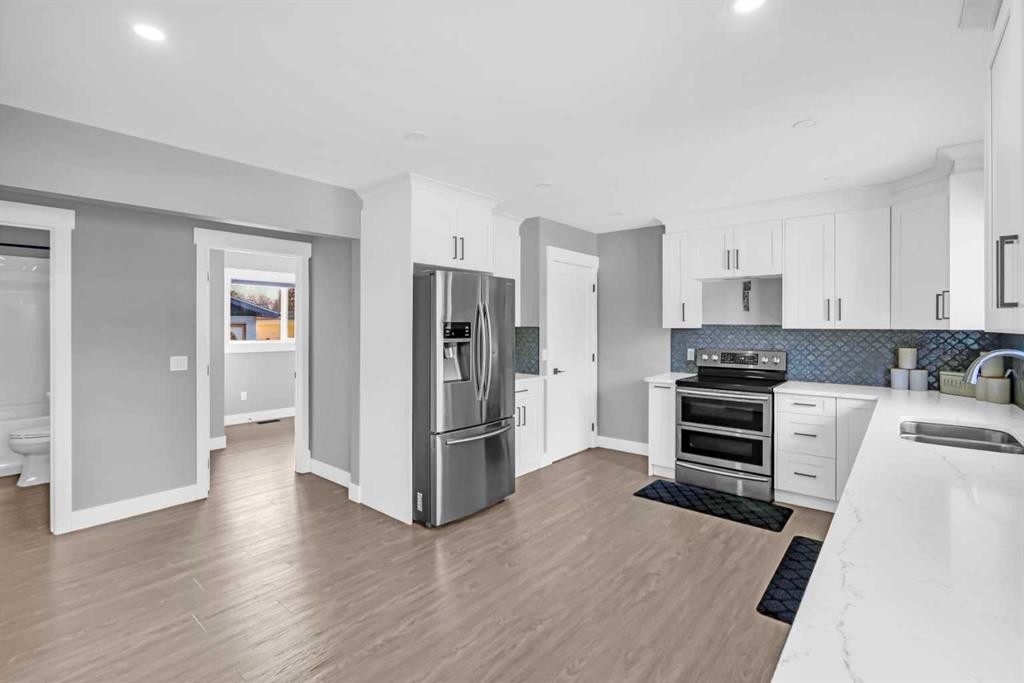 2046 33 Street Se, Calgary, AB - Indoor Photo Showing Kitchen With Double Sink