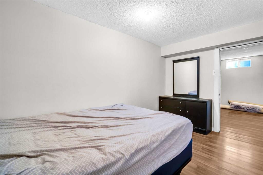 2046 33 Street Se, Calgary, AB - Indoor Photo Showing Bedroom